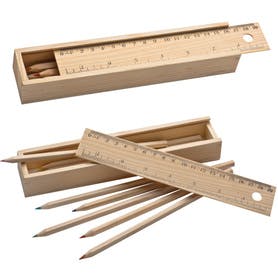 Holzbox mit Buntstiften und Lineal